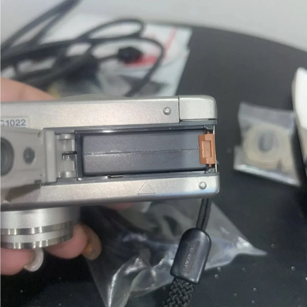 Canon PowerShot ELPH SD500 7.1MP Digital Camera Silver / Battery & Charger